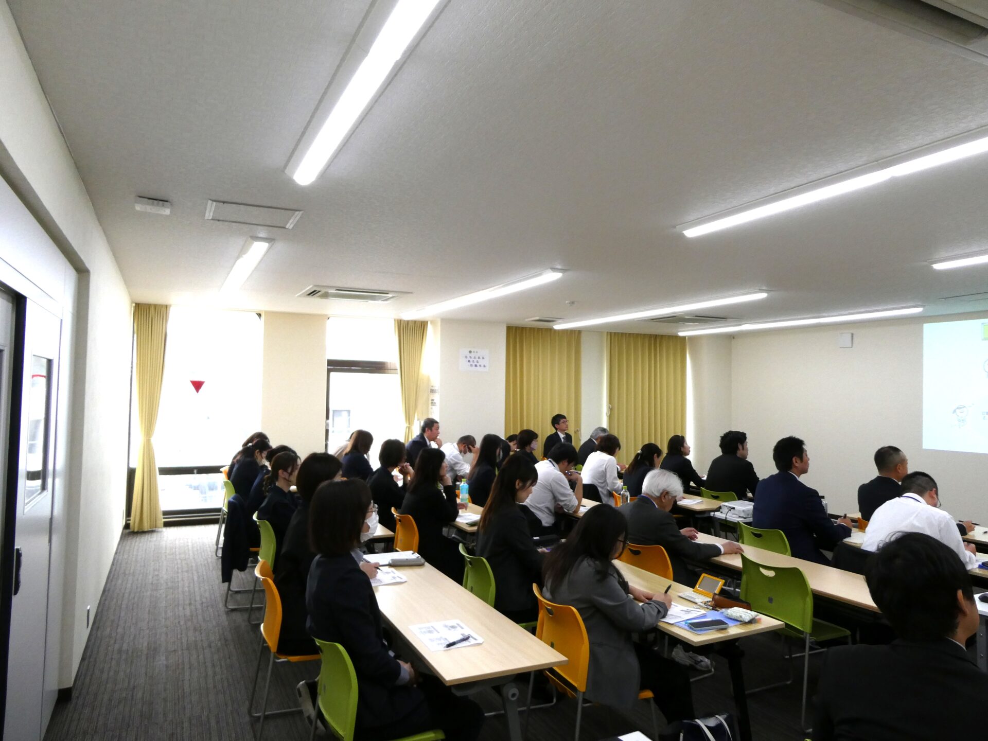 教職員研修を実施しました。