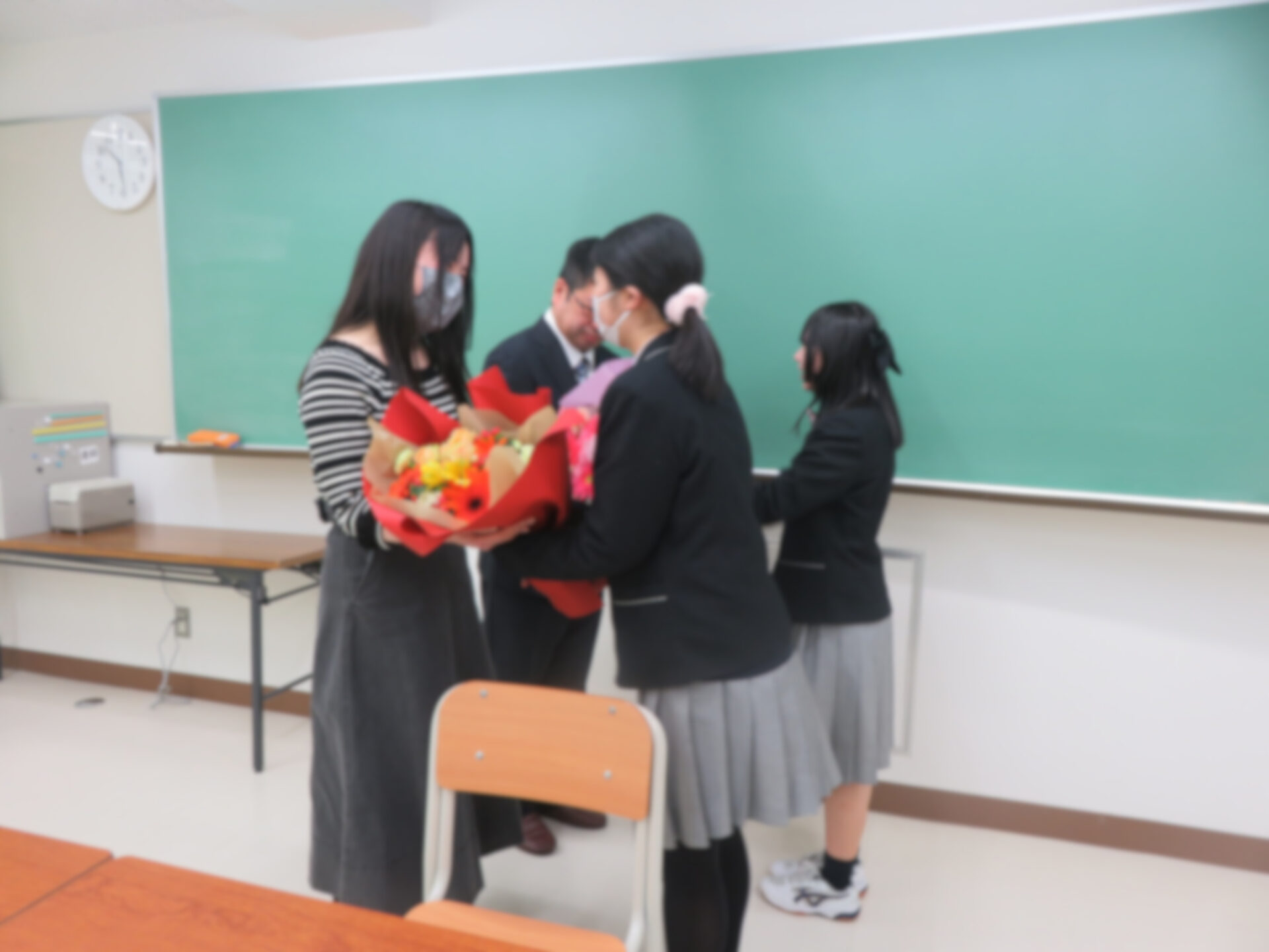 本校にて離任式・終業式を実施しました。